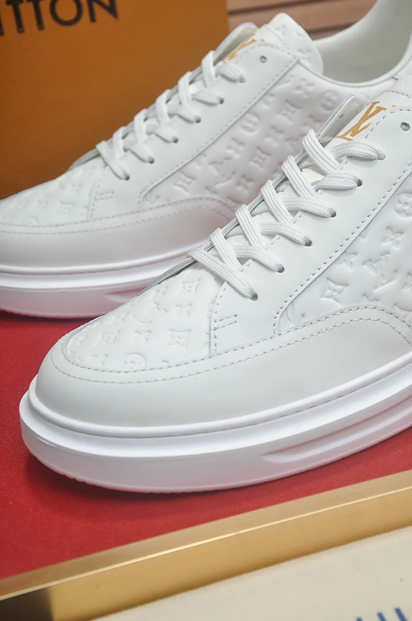 Men's men's shoes 💰640💶Original development, quality shipping, welcome to compare - LV sneaker series sports shoes introduce the loose silhouette of the ready-to-wear series into the spring and summer men's wear shows and make an eye-catching appearance. The cow leather upper is combined with rough fabric laces, and colorful beading highlights the brand's classic elements. LV letters mark the tongue and Monogram floral outsole. Mixed materials Made of top-grain cowhide, thick shoelace design, large Monogram print on the side, mesh lining and cotton feet, the comfort is as extreme as ever, premium heritage, quality first, worth owning! Size: Men’s 38-45 (45 is custom-made and cannot be returned or exchanged)